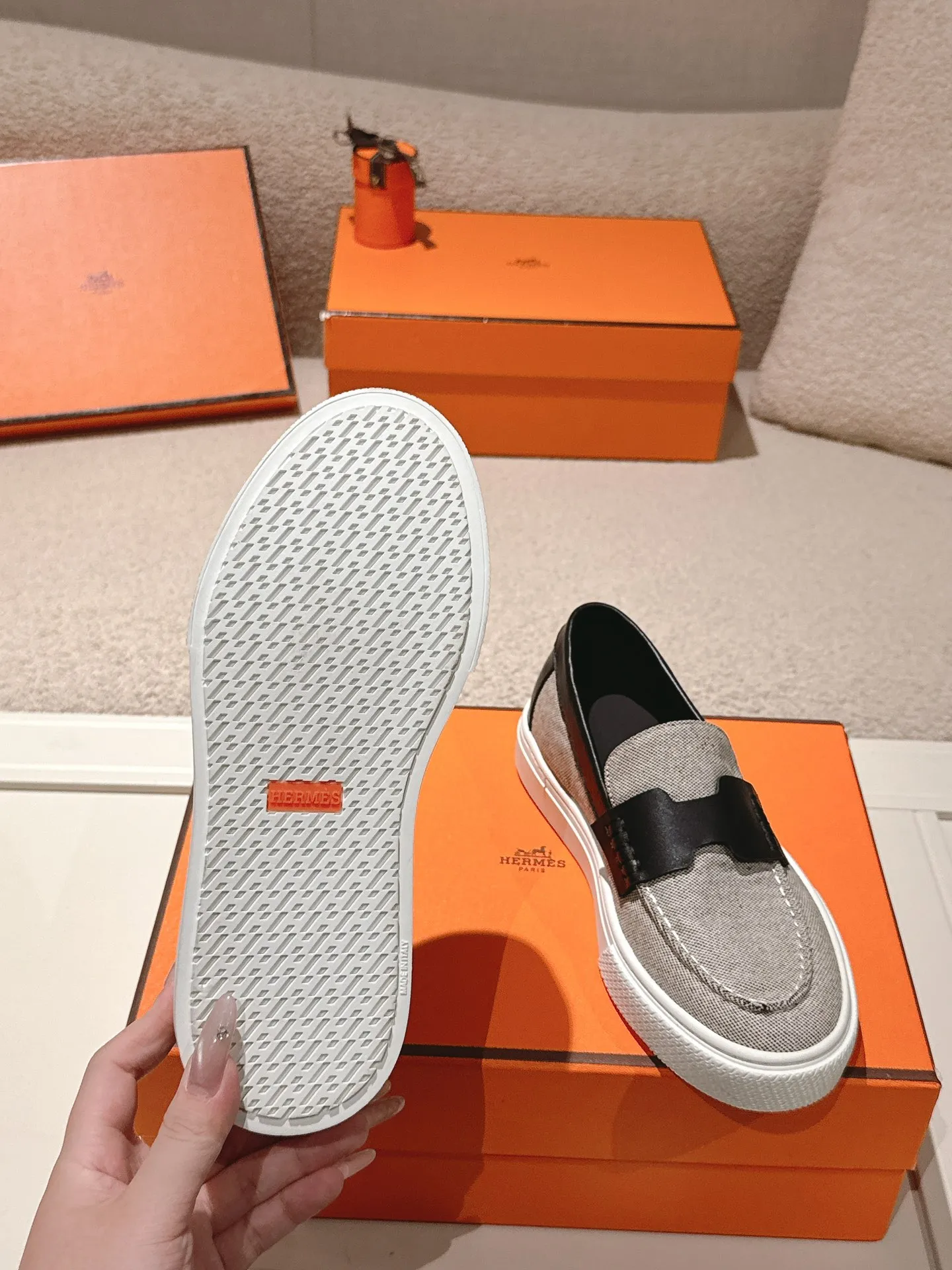 Men's men's shoes P620! Hermes# Thick Sole Couple Loafers These lace-up free sneakers in calfskin and washed denim feature signature "H" details. The design is simple and smooth, creating a fashionable urban look. It is comfortable and versatile. H family classics are not outdated, and the delivery counter is beautifully packaged🛍📦 Fabric: Original customized washed denim/first-layer cowhide Lining: Imported soft sheepskin Sole: Original open-molded anti-slip TPU material Size: 35-45